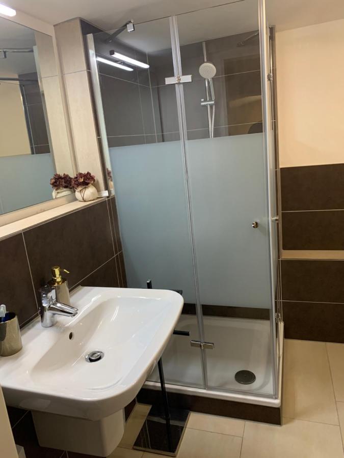 Souterrain Zimmer Mit Separatem Eingang Und Bad ดุสเซลดอร์ฟ ภายนอก รูปภาพ