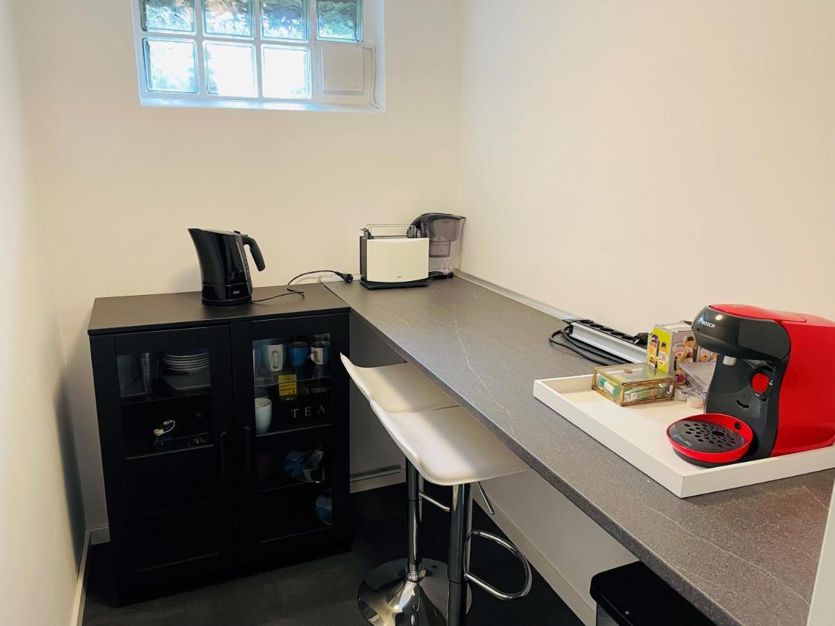 Souterrain Zimmer Mit Separatem Eingang Und Bad ดุสเซลดอร์ฟ ภายนอก รูปภาพ
