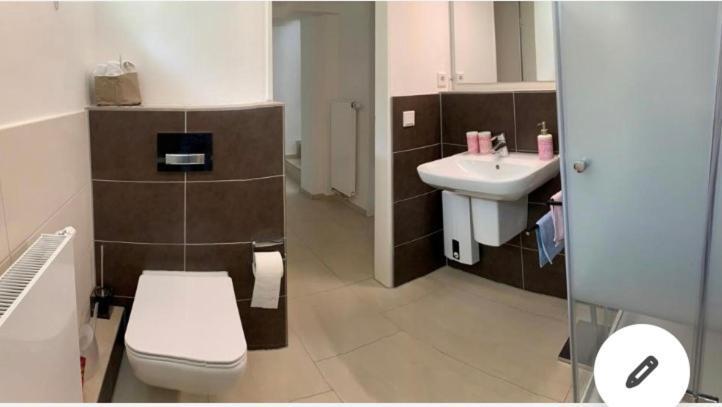 Souterrain Zimmer Mit Separatem Eingang Und Bad ดุสเซลดอร์ฟ ภายนอก รูปภาพ